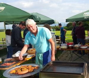 Der Vorstand selbst grillte am Sommerfest